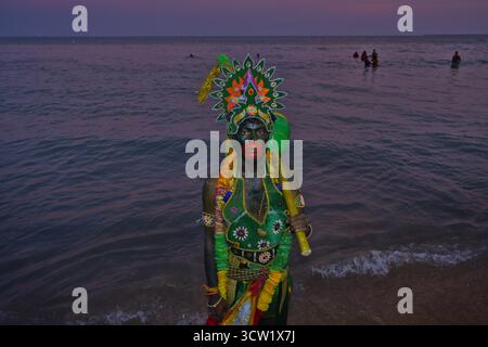 1er octobre 2025, Tiruchendur, Tamil Nadu, Inde : des centaines de dévots se sont transformés en demi-Dieu et sont venus effectuer des rituels au temple Mutharamman près de la plage de mer de Kulasekhara. (Crédit image : © Swattik Jana/Pacific Press via ZUMA Press Wire) USAGE ÉDITORIAL SEULEMENT ! Non destiné à UN USAGE commercial ! Banque D'Images
