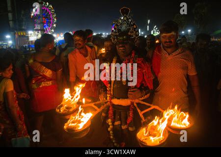 2 octobre 2025, Tiruchendur, Tamil Nadu, Inde : des centaines de dévots se sont transformés en demi-Dieu et sont venus effectuer des rituels au temple Mutharamman près de la plage de mer de Kulasekhara. (Crédit image : © Swattik Jana/Pacific Press via ZUMA Press Wire) USAGE ÉDITORIAL SEULEMENT ! Non destiné à UN USAGE commercial ! Banque D'Images