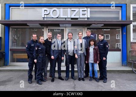 Wanda Perdelwitz 41, Großstadtrevier : Die Schauspielerin ist nach einem Fahrradunfall in einer Hamburger Klinik gestorben am 28. Guerre de septembre Perdelwitz mit dem Fahrrad im Hamburger Stadtteil Rotherbaum unterwegs, als vor ihr ein Ford transit anhielt, um den Beifahrer 28 aussteigen zu lassen. Wanda Perdelwitz krachte mit ihrem Fahrrad in die geöffnete Tür, stürzte und verletzte sich lebensgefährlich am Kopf. Jens Muernchow - Muenchow, Wanda Perdelwitz, Mads Hjulmand, Polizeipraesident Ralf Martin Meyer, Jan Fedder, Saskia Fischer, Marc Zwinz, Maria Ketikidou, Sven Fricke beim Dreh zur 29. St. Banque D'Images