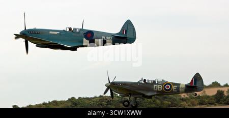 Supermarine Spitfire's Mk PRXI (PL983), et Mk ITX x2 (NH341), décollant pour former une grande formation d'aile, au spectacle aérien de la bataille d'Angleterre, Duxford, Banque D'Images