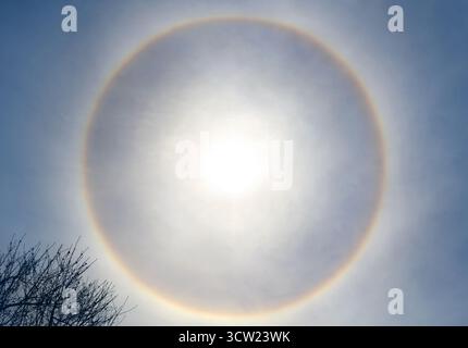 Beau phénomène de halo solaire avec arc-en-ciel circulaire, halo solaire L'anneau est causé par la lumière du soleil passant à travers les cristaux de glace à travers les nuages de cirrus Banque D'Images