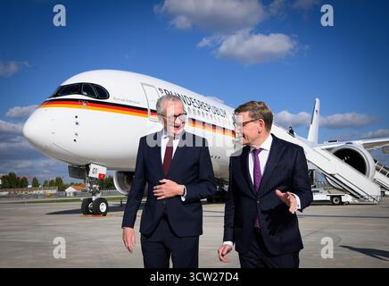 Paris, France. 09 octobre 2025. Johann Wadephul (R, CDU), ministre des Affaires étrangères, est accueilli par Stephan Steinlein, ambassadeur de la République fédérale d'Allemagne en France, à l'aéroport d'Orly avant la réunion sur la mise en œuvre du plan de paix américain pour mettre fin à la guerre à Gaza au ministère français des Affaires étrangères. A l’invitation du président français, de nombreux ministres des Affaires étrangères d’Europe et du moyen-Orient se réunissent pour une conférence sur la fin de la guerre à Gaza et en Israël. Crédit : Bernd von Jutrczenka/dpa/Alamy Live News Banque D'Images