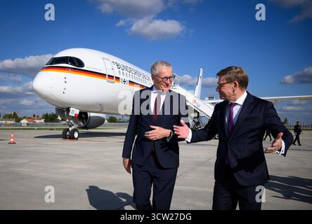 Paris, France. 09 octobre 2025. Johann Wadephul (R, CDU), ministre des Affaires étrangères, est accueilli par Stephan Steinlein, ambassadeur de la République fédérale d'Allemagne en France, à l'aéroport d'Orly avant la réunion sur la mise en œuvre du plan de paix américain pour mettre fin à la guerre à Gaza au ministère français des Affaires étrangères. A l’invitation du président français, de nombreux ministres des Affaires étrangères d’Europe et du moyen-Orient se réunissent pour une conférence sur la fin de la guerre à Gaza et en Israël. Crédit : Bernd von Jutrczenka/dpa/Alamy Live News Banque D'Images