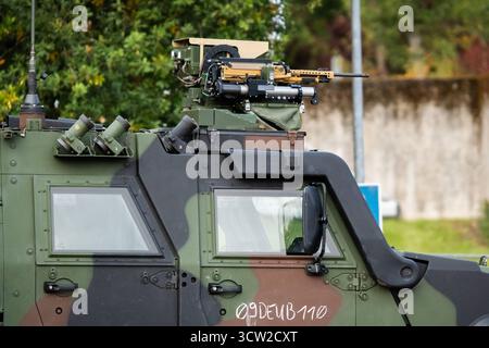 Sulzbach-Rosenberg, Bavière, Allemagne - 9 octobre 2025 : exercice opérationnel conjoint de la police bavaroise et des forces armées allemandes exercice RoadTEX 2025 dans les zones de circulation. Station d'armement Bundeswehr FLW200 télécommandée avec mitrailleuse MG5 et lance-grenades GMG *** Gemeinsame Einsatzübung der Bayerischen Polizei und der Deutschen Bundeswehr RoadTEX 2025 Übung Anschlag im Verkehrsraum. Fernbedienbare Waffenstation FLW200 der Bundeswehr mit Maschinengewehr MG5 und Granatmaschinenwaffe GMG Banque D'Images