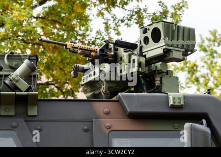 Sulzbach-Rosenberg, Bavière, Allemagne - 9 octobre 2025 : exercice opérationnel conjoint de la police bavaroise et des forces armées allemandes exercice RoadTEX 2025 dans les zones de circulation. Station d'armement Bundeswehr FLW200 télécommandée avec mitrailleuse MG5 et lance-grenades GMG *** Gemeinsame Einsatzübung der Bayerischen Polizei und der Deutschen Bundeswehr RoadTEX 2025 Übung Anschlag im Verkehrsraum. Fernbedienbare Waffenstation FLW200 der Bundeswehr mit Maschinengewehr MG5 und Granatmaschinenwaffe GMG Banque D'Images