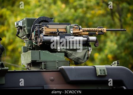 Sulzbach-Rosenberg, Bavière, Allemagne - 9 octobre 2025 : exercice opérationnel conjoint de la police bavaroise et des forces armées allemandes exercice RoadTEX 2025 dans les zones de circulation. Station d'armement Bundeswehr FLW200 télécommandée avec mitrailleuse MG5 et lance-grenades GMG *** Gemeinsame Einsatzübung der Bayerischen Polizei und der Deutschen Bundeswehr RoadTEX 2025 Übung Anschlag im Verkehrsraum. Fernbedienbare Waffenstation FLW200 der Bundeswehr mit Maschinengewehr MG5 und Granatmaschinenwaffe GMG Banque D'Images