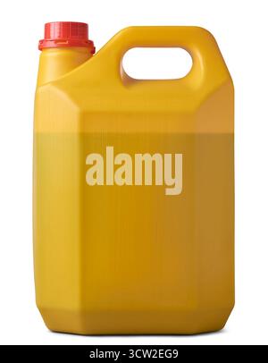 gros plan de jerry en plastique jaune avec bouchon rouge, conteneur industriel rempli de fond blanc isolé liquide, modèle de maquette de stockage de carburant Banque D'Images