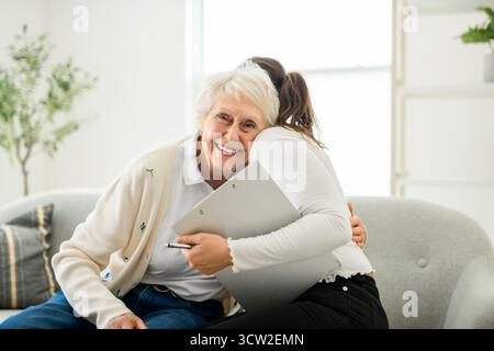 Une vieille femme pensant avec le psychologue dans le bureau de consultation pour l'esprit, l'évaluation ou l'évaluation. Banque D'Images