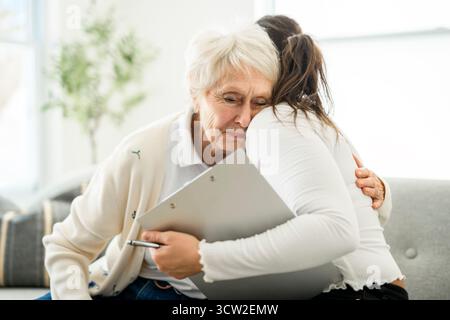 Une vieille femme pensant avec le psychologue dans le bureau de consultation pour l'esprit, l'évaluation ou l'évaluation. Banque D'Images