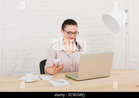 Femme d'affaires d'âge moyen au bureau Banque D'Images