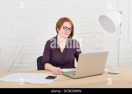 Femme architecte d'âge moyen au bureau Banque D'Images