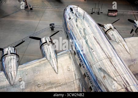 Boeing 307 Stratoliner Clipper Flying Cloud Chantilly Virginie | CHANTILLY, Virginie, États-Unis — une vue de dessus du Boeing 307 Stratoliner 'Clipper Flying Cloud' montre sa peau en aluminium poli et le lettrage Pan American Airways au Steven F. Udvar-Hazy Center. Effectué pour la première fois en 1938, le Stratoliner a été le premier avion de ligne pressurisé, permettant un vol au-dessus de conditions météorologiques turbulentes à des altitudes allant jusqu'à 20 000 pieds (6 096 m). Boeing a restauré cet avion en 2001 ; il est maintenant accroché dans la galerie principale du centre. Banque D'Images