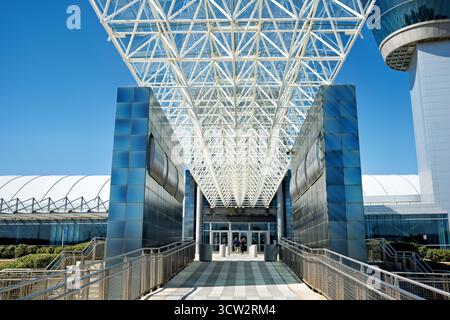 Smithsonian National Air and Space Museum Steven F. Udvar Hazy Center Chantilly // CHANTILLY, Virginie — L'entrée principale du Smithsonian National Air and Space Museum Steven F. Udvar-Hazy Center dispose d'une verrière en verre et d'une verrière blanche. À droite, une réplique grandeur nature d'une tour de contrôle de la circulation aérienne est visible, qui sert à la fois d'espace d'exposition et de plate-forme d'observation. Depuis la tour, les visiteurs peuvent observer les avions arrivant et décollant de l'aéroport international Washington Dulles (IAD) voisin. Le Centre Udvar-Hazy est le compagnon du National Air and Space Mu Banque D'Images
