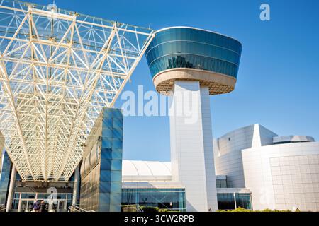 Smithsonian Udvar Hazy Center Control Tower Chantilly Virginie // CHANTILLY, Virginie — la tour d'observation Donald D. Engen est un élément important du Smithsonian National Air and Space Museum Steven F. Udvar-Hazy Center. Cette reconstitution grandeur nature d'une tour de contrôle de la circulation aérienne offre aux visiteurs une vue panoramique sur l'aéroport international Washington Dulles (IAD). Il fonctionne également comme un espace d'exposition, offrant un aperçu des opérations de l'aviation et du contrôle de la circulation aérienne. Situé à Chantilly, en Virginie, le Centre Udvar-Hazy est un établissement qui accompagne le principal musée national de l'Air et de l'espace Banque D'Images
