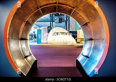 Musée national de l'Air et de l'espace section cockpit d'Airbus Washington DC // WASHINGTON DC — une section cockpit d'Airbus A320 est bien en vue au sein du musée national de l'Air et de l'espace. Cette exposition met en lumière le pont d'envol avancé de l'avion commercial à corps étroit très utilisé en Europe, qui a effectué son vol inaugural en 1987. Le musée, qui fait partie de la Smithsonian institution, est dédié à l'histoire et à la science de l'aviation et de l'exploration spatiale. D'autres expositions visibles comprennent un avion sans pilote Northrop Alpha et des éléments d'un moteur à réaction, présentant diverses technologies aérospatiales. Banque D'Images