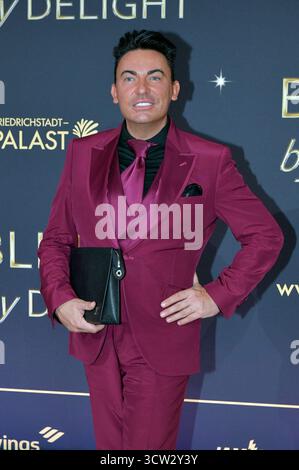 Matthias Mangiapane BEI der Weltpremiere der Blinded by Delight Grand Show 2025 im Friedrichstadt-Palast. Berlin, 08.10.2025 *** Matthias Mangiapane à la première mondiale du Blinded by Delight Grand Show 2025 au Friedrichstadt Palast Berlin, 08 10 2025 Foto :XC.xBehringx/xFuturexImagex Blinded 5133 Banque D'Images