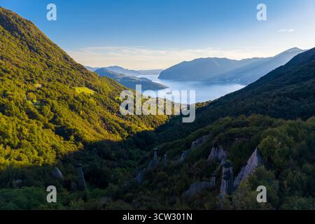 Coucher de soleil automnal aux pyramides de zone près du lac Iseo. Val Camonica, province de Brescia, Lombardie, Italie du Nord, Europe. Banque D'Images