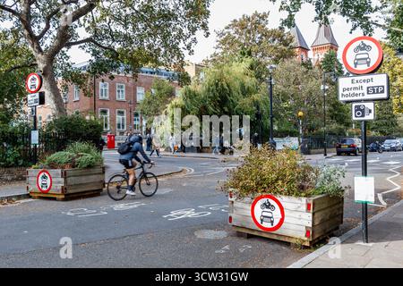 Un cycliste traverse un quartier à faible trafic (LTN) à The Angel, Islington, North London, UK Banque D'Images