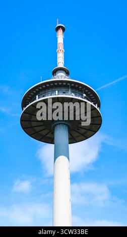 Tour de télécommunication moderne avec système d'antenne contre le ciel bleu clair, vue d'angle bas. Banque D'Images