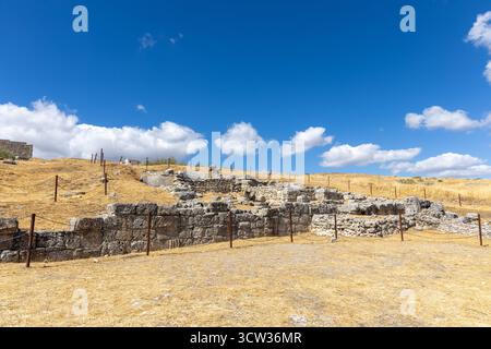 Paysage photographié en été andalou. Paysage aride avec ciel bleu et ruines romaines. Vue imprenable sur les ruines d'Acinipo, Andalousie, Espagne Banque D'Images