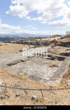 Paysage photographié en été andalou. Paysage aride avec ciel bleu et ruines romaines. Vue imprenable sur les ruines d'Acinipo, Andalousie, Espagne Banque D'Images