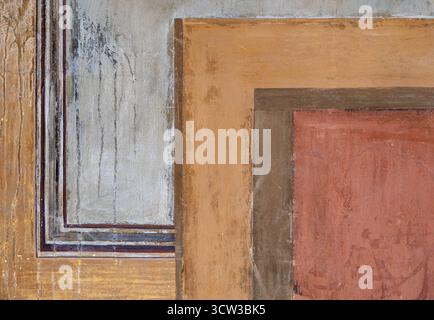 cadres et cadres dans un cadre ; détails architecturaux, avec peinture décollée Banque D'Images