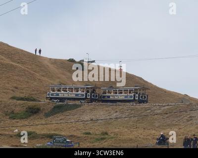 Vue sur deux tramways en route vers le sommet du Great Orme, un moyen de transport victorien par câble très apprécié des touristes de Llandudno. Banque D'Images