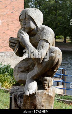 La sculpture sur bois de Penny Whistle. Sculpture près de la rivière Avon, Abbey Park, Evesham, Cotswolds, Worcestershire, ROYAUME-UNI Banque D'Images
