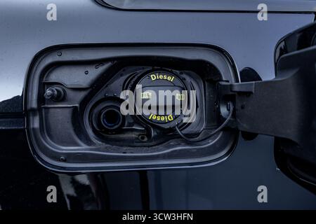Gros plan de la zone de remplissage de carburant d'une voiture montrant les bouchons de diesel et d'AdBlue. Concept de la technologie moderne des moteurs diesel, de la réduction des émissions et de l'automobile en Banque D'Images