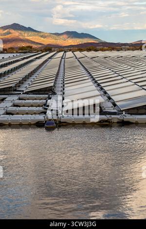 Park City, Utah - des panneaux solaires flottants fournissent de l'énergie pour Mountain Regional Water. Le panneau solaire est sur l'étang de stockage de l'eau brute à l'utili de l'eau Banque D'Images