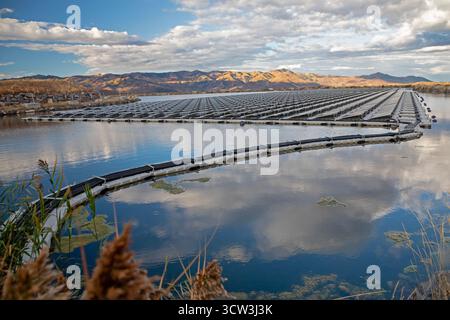 Park City, Utah - des panneaux solaires flottants fournissent de l'énergie pour Mountain Regional Water. Le panneau solaire est sur l'étang de stockage de l'eau brute à l'utili de l'eau Banque D'Images