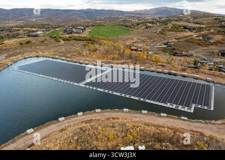 Park City, Utah - des panneaux solaires flottants fournissent de l'énergie pour Mountain Regional Water. Le panneau solaire est sur l'étang de stockage de l'eau brute à l'utili de l'eau Banque D'Images