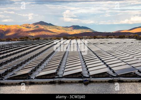 Park City, Utah - des panneaux solaires flottants fournissent de l'énergie pour Mountain Regional Water. Le panneau solaire est sur l'étang de stockage de l'eau brute à l'utili de l'eau Banque D'Images