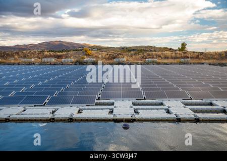 Park City, Utah - des panneaux solaires flottants fournissent de l'énergie pour Mountain Regional Water. Le panneau solaire est sur l'étang de stockage de l'eau brute à l'utili de l'eau Banque D'Images
