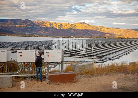 Park City, Utah - des panneaux solaires flottants fournissent de l'énergie pour Mountain Regional Water. Le panneau solaire est sur l'étang de stockage de l'eau brute à l'utili de l'eau Banque D'Images