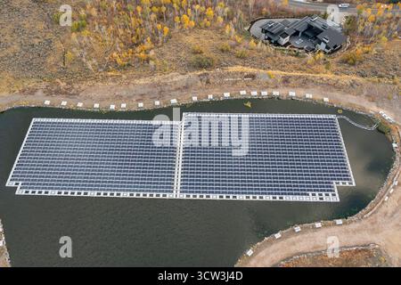 Park City, Utah - des panneaux solaires flottants fournissent de l'énergie pour Mountain Regional Water. Le panneau solaire est sur l'étang de stockage de l'eau brute à l'utili de l'eau Banque D'Images