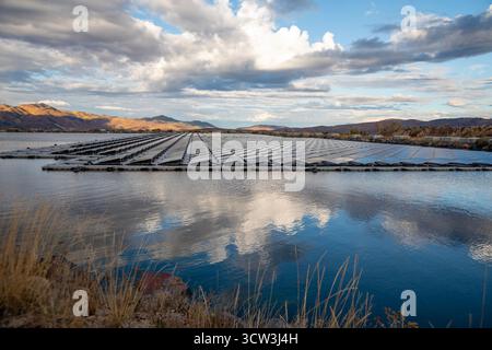 Park City, Utah - des panneaux solaires flottants fournissent de l'énergie pour Mountain Regional Water. Le panneau solaire est sur l'étang de stockage de l'eau brute à l'utili de l'eau Banque D'Images