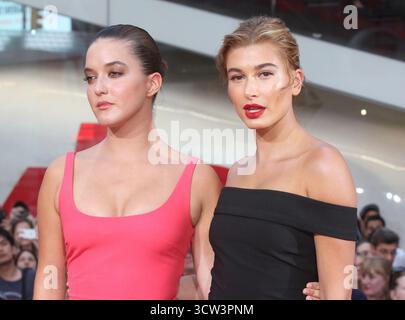 Alaia Baldwin et Hailey Baldwin, filles de Stephen Baldwin, assistent à la première de Mission impossible-Rogue Nation de Paramount Pictures à Times Square à New York le 27 juillet 2015. Crédit photo : Henry McGee/MediaPunch Banque D'Images