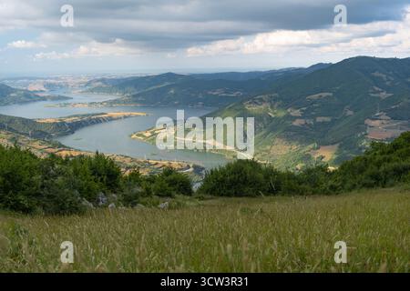 Une vue aérienne panoramique capture la majestueuse rivière Kizilirmak qui serpente à travers le paysage fertile près de Bafra, Samsun, Turquie Banque D'Images