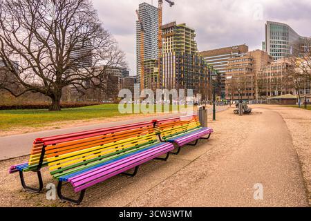 City Bench peint avec les couleurs du drapeau de la gay Pride LGTB arc-en-ciel dans la ville de la Haye, pays-Bas Banque D'Images
