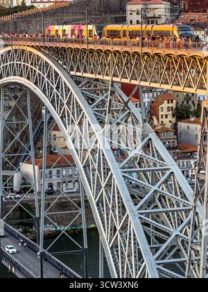 Vue en soirée du pont Dom Luís I à Porto au coucher du soleil, le 25 septembre 2025 Banque D'Images