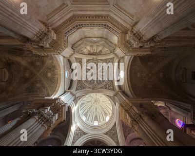 Grenade, Espagne – 2 octobre 2025 : architecture intérieure de la cathédrale Banque D'Images