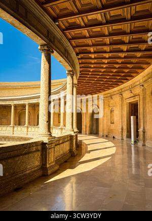 Grenade, Espagne – 4 octobre 2025 : colonnade intérieure du palais de Charles V à l'Alhambra Banque D'Images