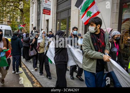 Les étudiants pro-palestiniens ont organisé une marche dans le centre de Londres pour marquer le deuxième anniversaire du 7 octobre. Des manifestants ont visité quatre campus universitaires, appelant à la solidarité avec Gaza et exhortant les institutions à couper les liens avec les entreprises complices de la guerre. La marche comportait des chants, des banderoles et des discours d'étudiants activistes. Banque D'Images