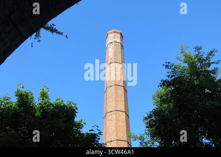 Dublin, Irlande - 30 juin 2015 - vue de la cheminée Shanagarry, un vestige historique d'une vieille blanchisserie de Dublin, à côté du pont des neuf Arches, à Milltown dans le sud de Dublin par un après-midi ensoleillé avec un ciel bleu clair Banque D'Images