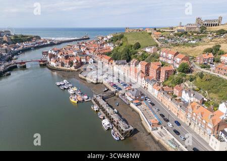 Vue aérienne de la rivière Esk et Whitby Marina, North Yorkshire, Royaume-Uni. Banque D'Images