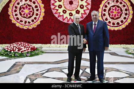 Douchanbé, Tadjikistan. 09 octobre 2025. Le président russe Vladimir Poutine, à gauche, est accueilli par le président tadjik Emomali Rakhmon, à droite, à son arrivée à l'aéroport international de Douchanbé, le 8 octobre 2025 à Douchanbé, au Tadjikistan. Poutine est au Tadjikistan pour le 2ème Sommet d'Asie centrale. Crédit : Grigory Sysoev/Kremlin Pool/Alamy Live News Banque D'Images