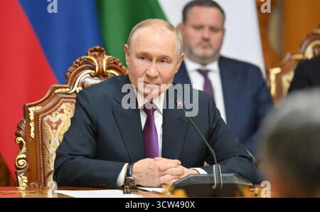 Douchanbé, Tadjikistan. 09 octobre 2025. Le président russe Vladimir Poutine, écoute lors d’une réunion bilatérale élargie avec le président tadjik Emomali Rakhmon au Palais de la Nation, le 9 octobre 2025 à Douchanbé, Tadjikistan. La réunion s'est tenue en marge du deuxième Sommet d'Asie centrale. Crédit : Grigory Sysoev/Kremlin Pool/Alamy Live News Banque D'Images