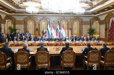 Douchanbé, Tadjikistan. 09 octobre 2025. Le président russe Vladimir Poutine, au centre, écoute lors d’une rencontre bilatérale élargie avec le président tadjik Emomali Rakhmon, au centre droit, au Palais de la Nation, le 9 octobre 2025 à Douchanbé, Tadjikistan. La réunion s'est tenue en marge du deuxième Sommet d'Asie centrale. Crédit : Grigory Sysoev/Kremlin Pool/Alamy Live News Banque D'Images