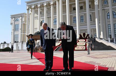 Douchanbé, Tadjikistan. 09 octobre 2025. Le président russe Vladimir Poutine, à gauche, et le président tadjik Emomali Rakhmon, à droite, s’inclinent lors de la cérémonie d’arrivée officielle au Palais de la Nation, le 9 octobre 2025 à Douchanbé, Tadjikistan. Poutine est au Tadjikistan pour le 2ème Sommet d'Asie centrale. Crédit : Grigory Sysoev/Kremlin Pool/Alamy Live News Banque D'Images